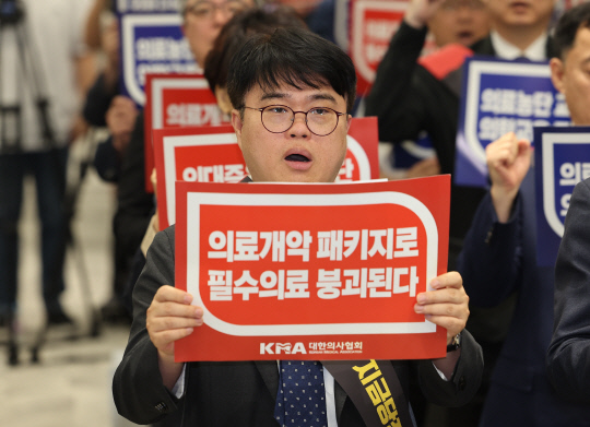 임현택 대한의사협회(의협) 회장이 9일 서울 용산구 대한의사협회에서 열린 전국의사대표자대회에서 구호를 외치고 있다.   [연합뉴스]